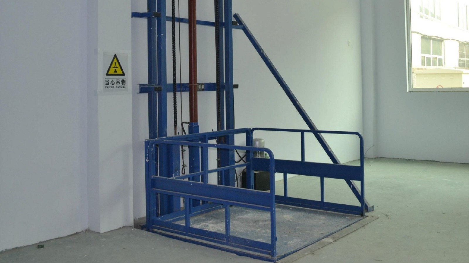 Standard cargo lift for commercial us